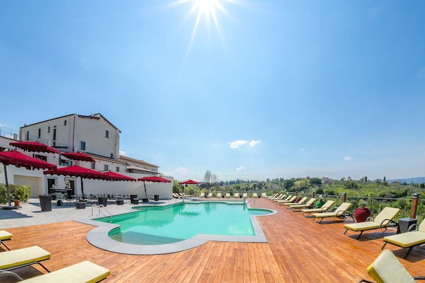 Piscine extérieure (ouverte en saison), parasols de plage