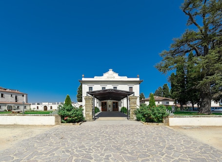 Property entrance. Villa Tolomei Hotel & Resort