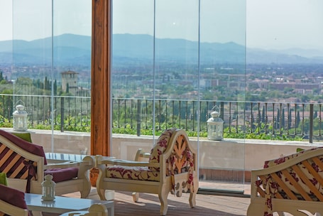 Lobby sitting area. Villa Tolomei Hotel & Resort