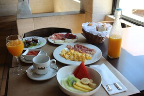 Komplett frukost varje dag (EUR 14 per person)