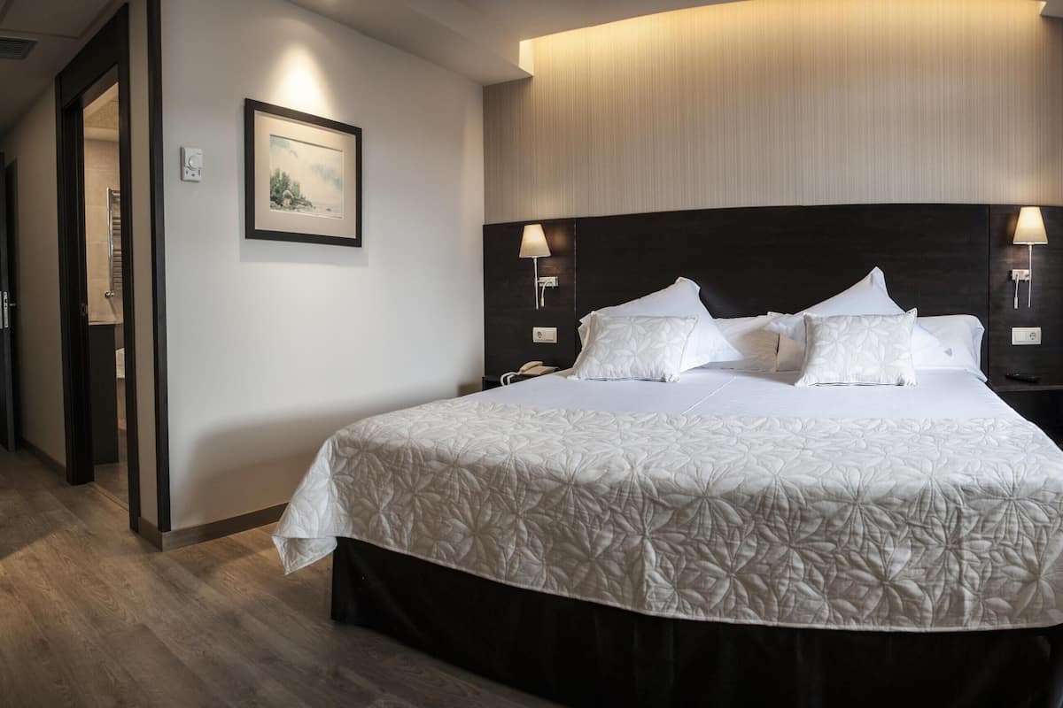 Chambre double | Coffre-fort, bureau, accĂšs au Wi-Fi (inclus), literie fournie