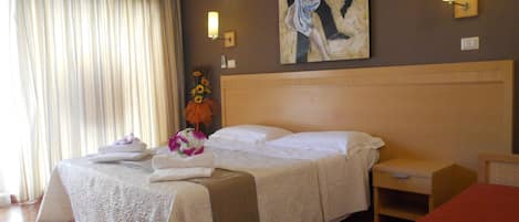 Habitación triple exclusiva | Sábanas italianas Frette, ropa de cama de alta calidad y edredón