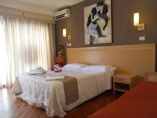 Exclusive Triple Room | Frette Italian sheets, premium bedding, down comforters - Catania Crossing B&B Rooms and Comforts (Catania)