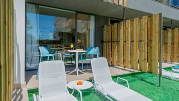 Een minibar, een kluis op de kamer, een bureau, verduisterende gordijnen