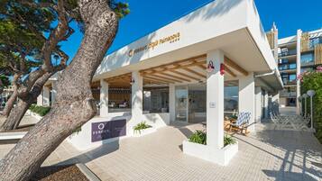 Vista frontal de la propiedad