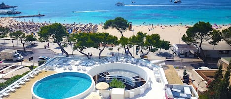 3 piscinas al aire libre, sombrillas, sillones reclinables de piscina