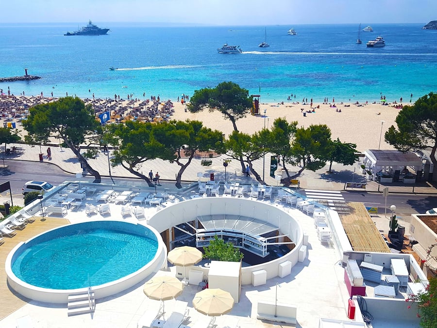 3 piscinas al aire libre, sombrillas, sillones reclinables de piscina