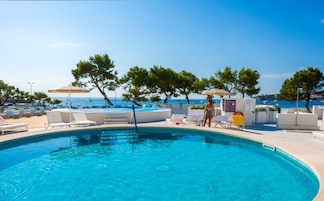 3 piscinas al aire libre, sombrillas, sillones reclinables de piscina