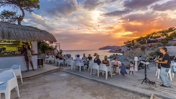 Bar accanto alla piscina