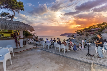 Poolside bar