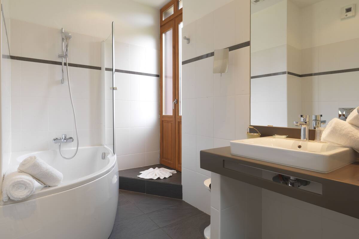 superior double room | bathroom | free toiletries, hair dryer, towels