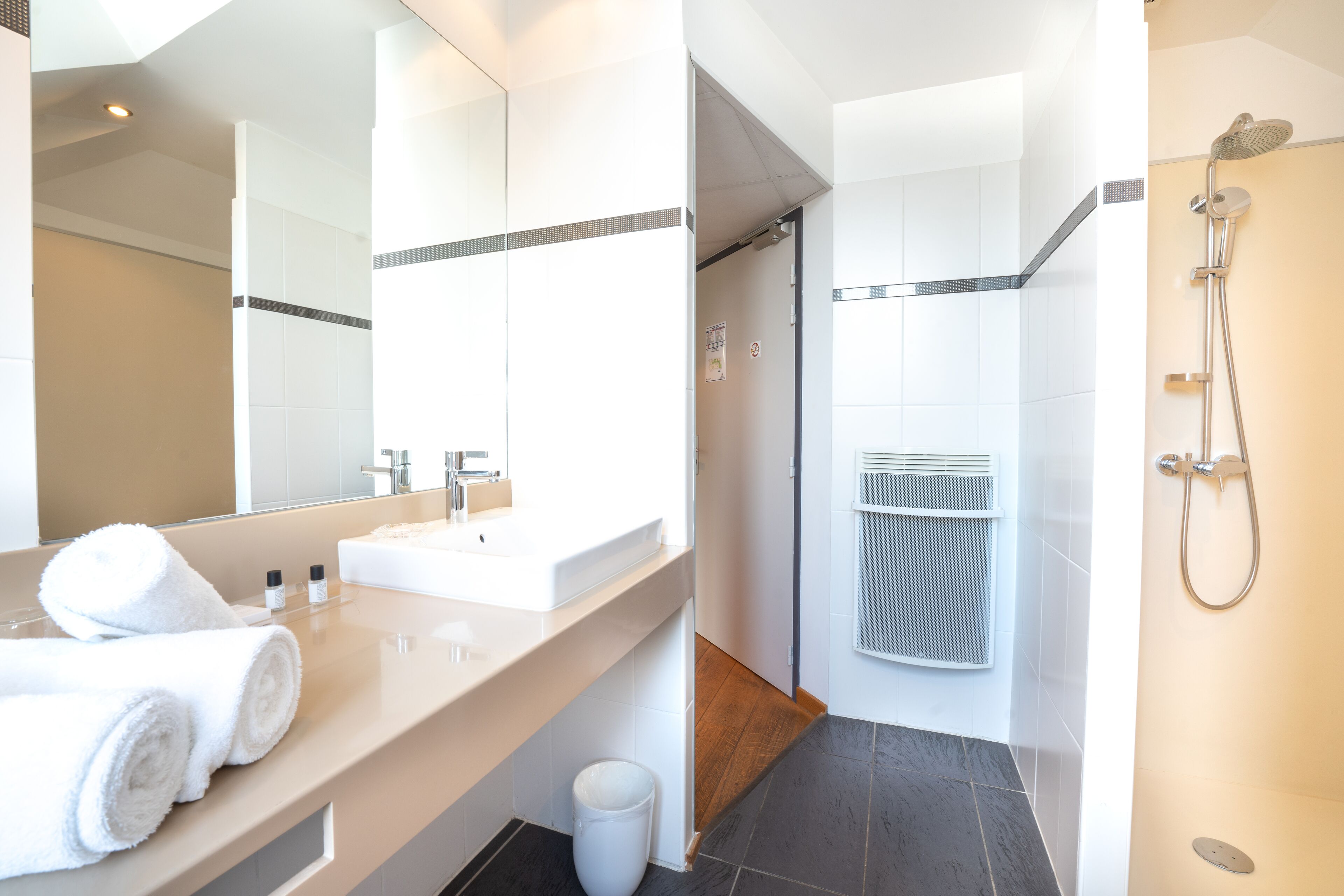 standard double room | bathroom | free toiletries, hair dryer, towels