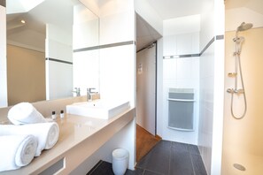 Doppia Standard | Bagno | Set di cortesia gratuito, asciugacapelli, asciugamani