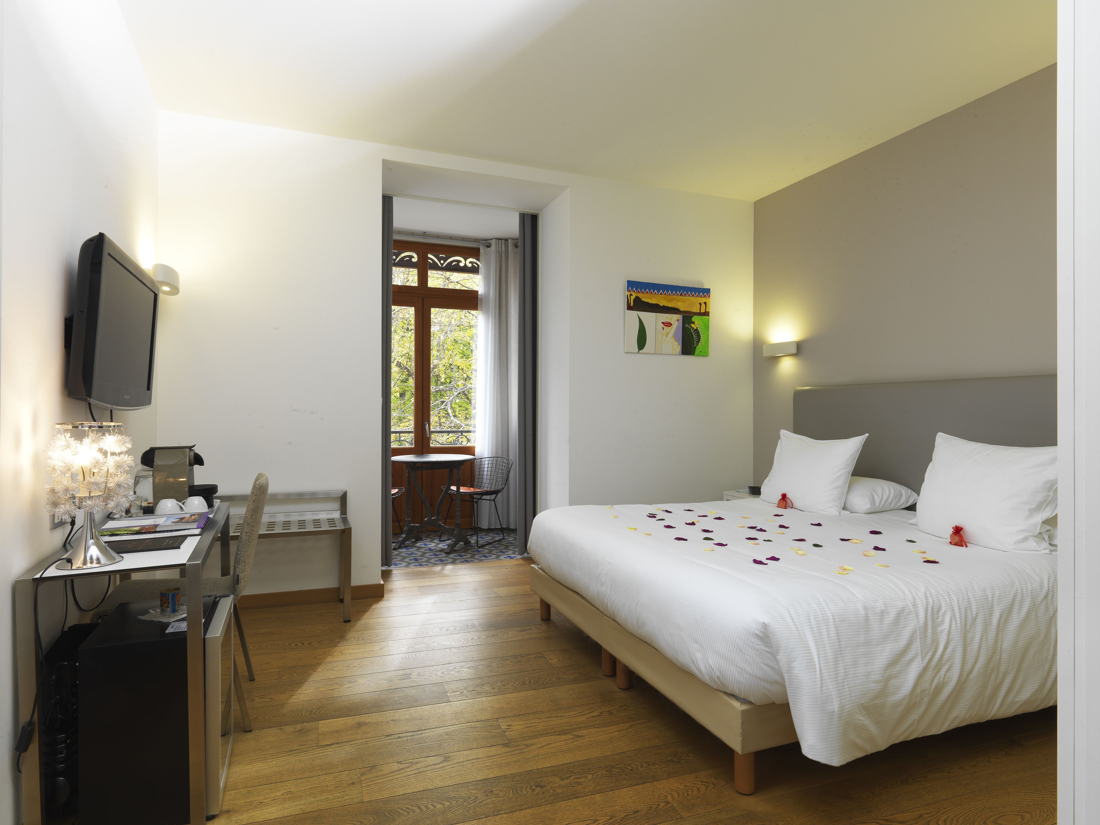 superior double room | minibar, in-room safe, desk, blackout curtains