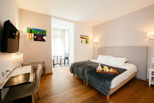 高级双人房 | 迷你吧、客房内保险箱、办公桌、遮光窗帘