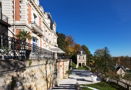 Front of property. Art Hôtel Rochecorbon