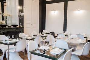 Daily buffet breakfast for a fee