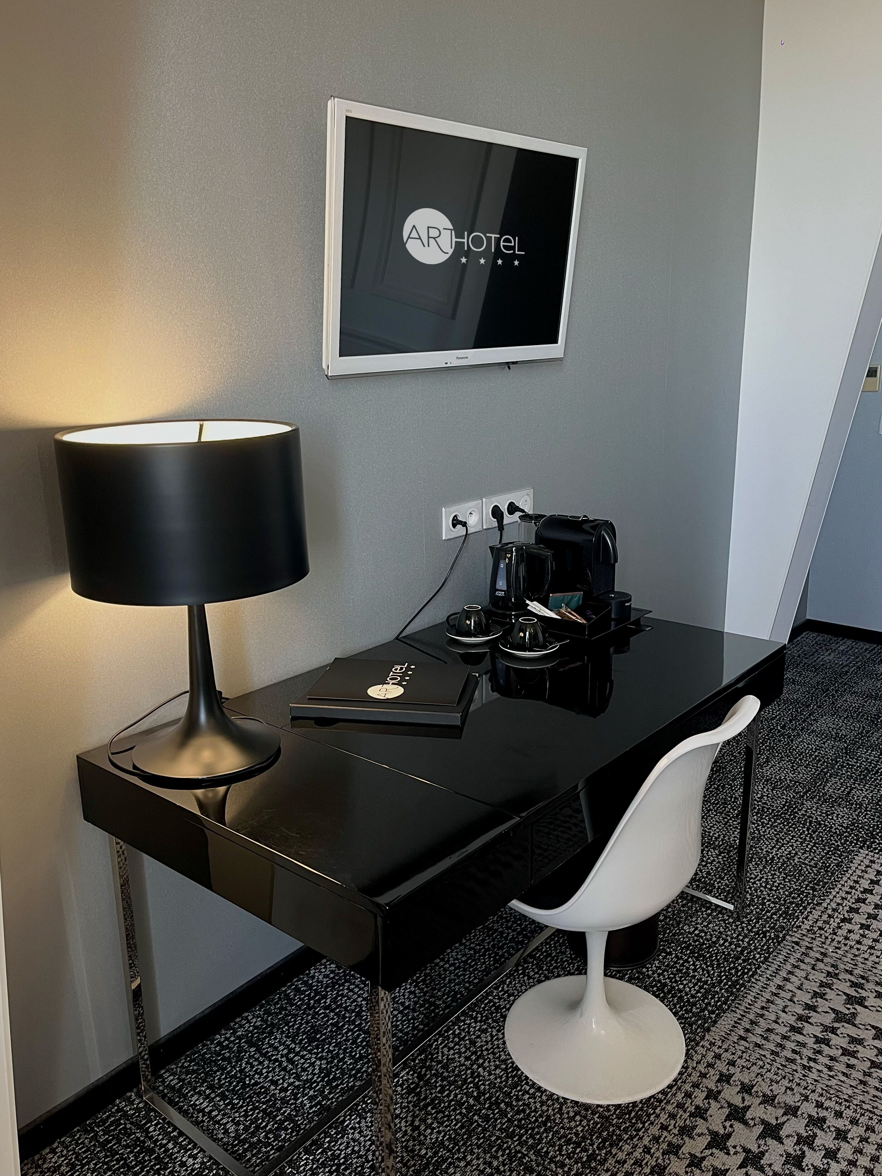 chambre double supérieure château | living area | flat-screen tv