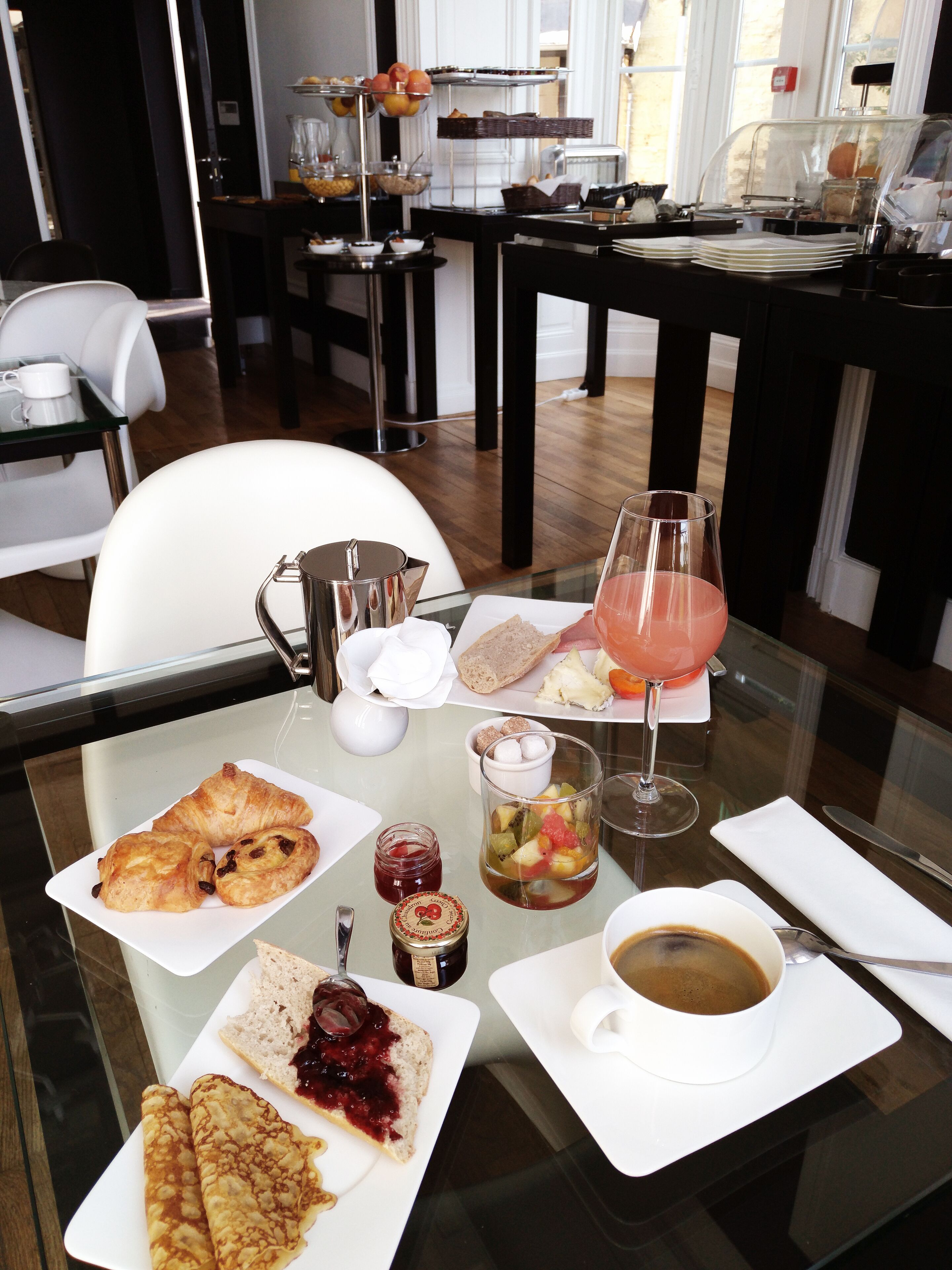 daily buffet breakfast for a fee