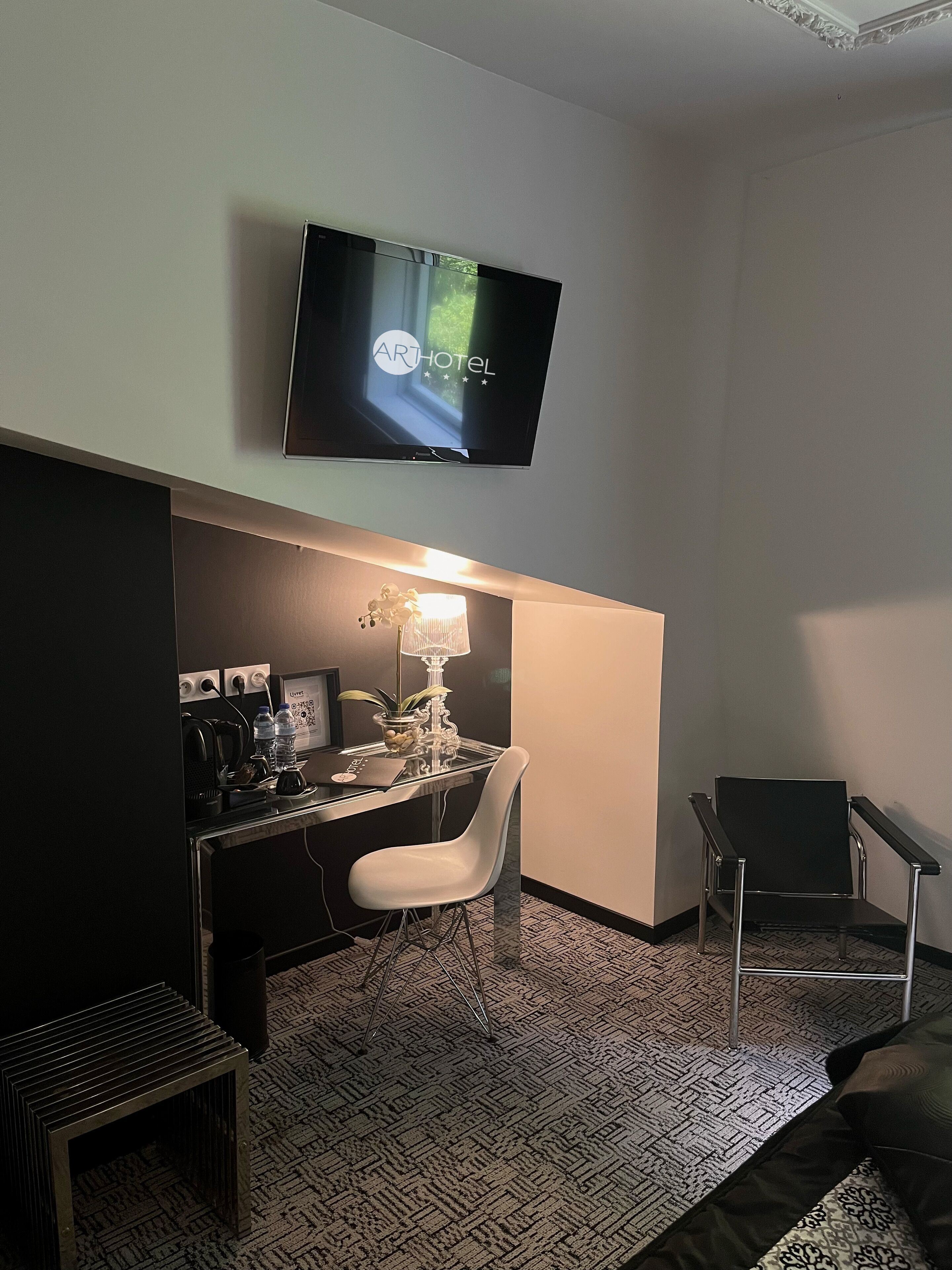 chambre double confort château | living area | flat-screen tv