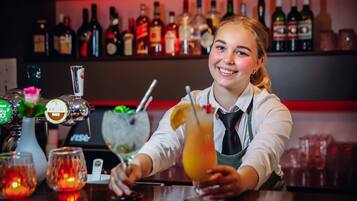 Serveert ontbijt, lunch en diner