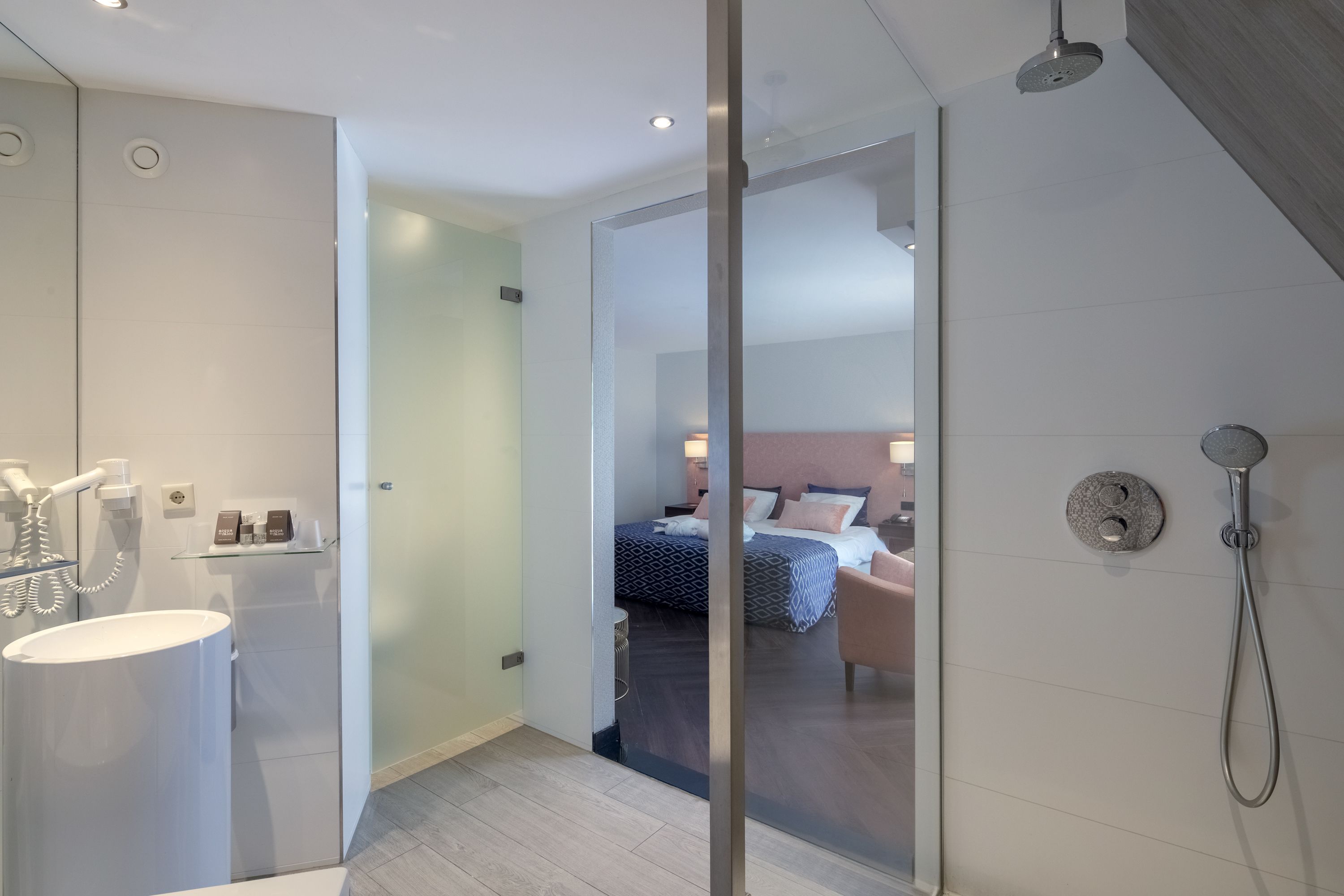 junior suite, 1 king bed | in-room safe, desk, cots/infant beds, free wifi