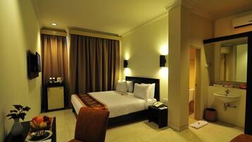 Deluxe Room | Minibar, in-room safe, rollaway beds, free WiFi