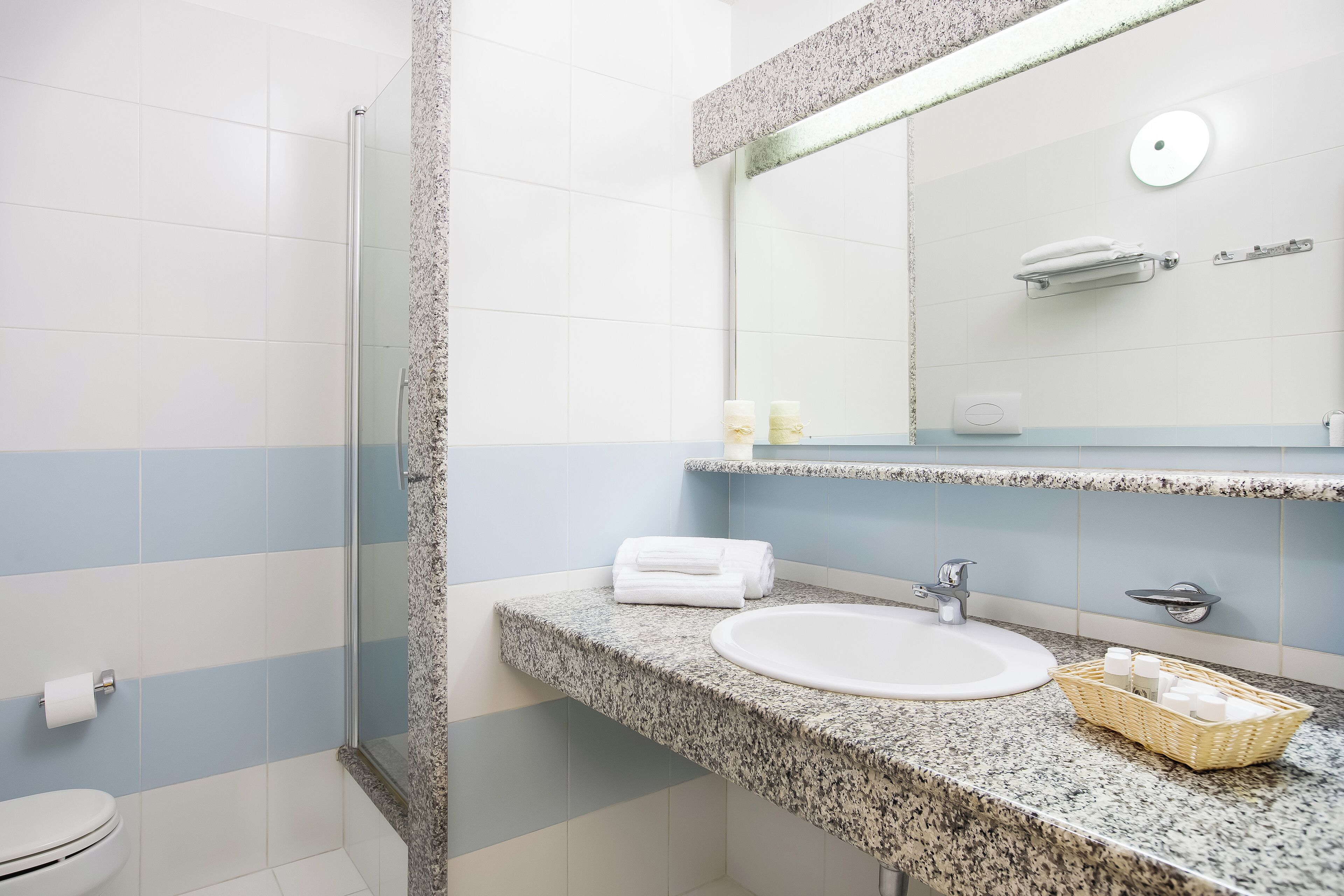 Dusche, Haartrockner, Bidet, Handtücher