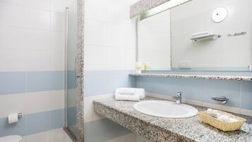 Dusche, Haartrockner, Bidet, Handtücher
