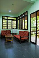 2 Bedroom Cabin for 6 People | 办公桌、床单