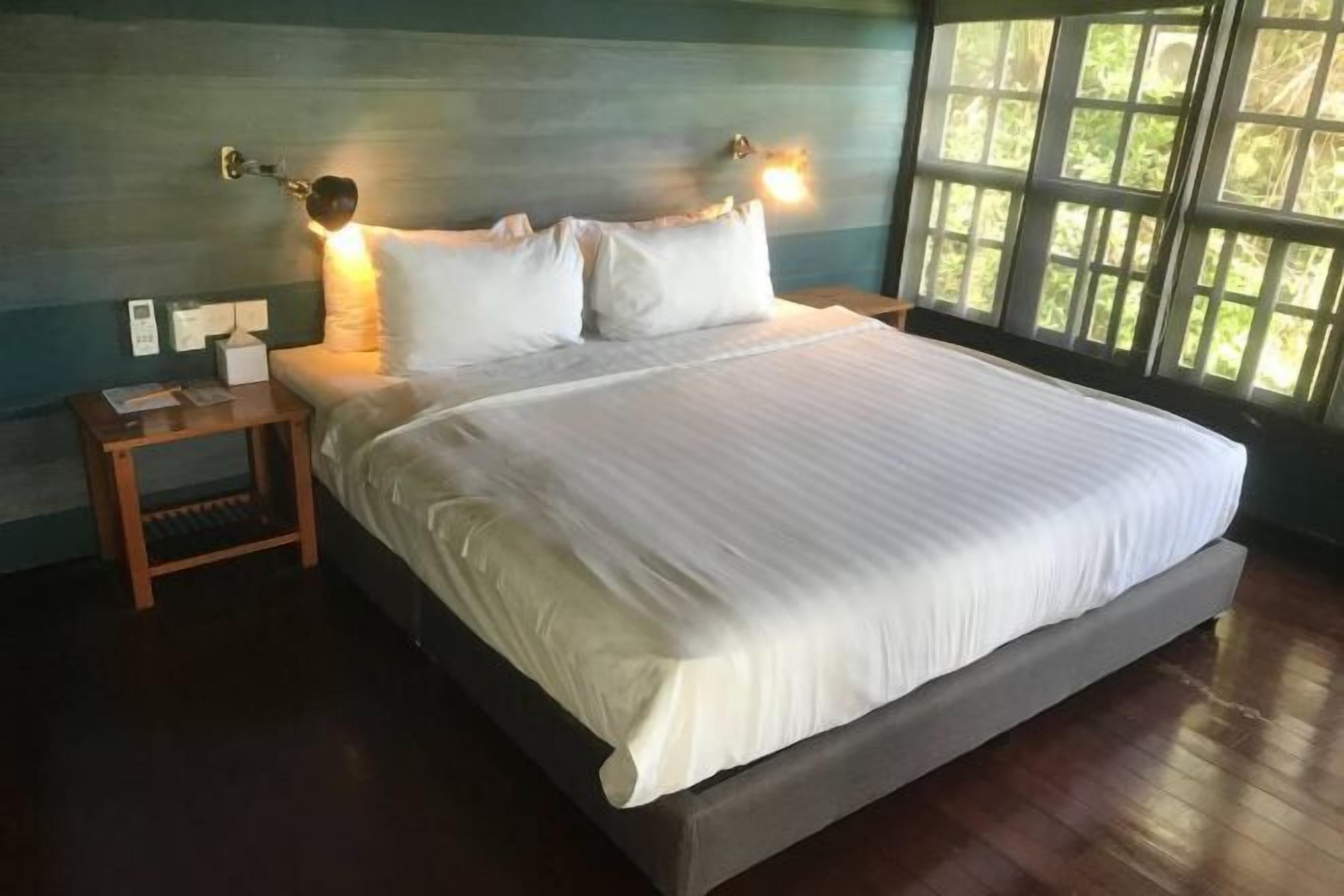 Een bureau, beddengoed