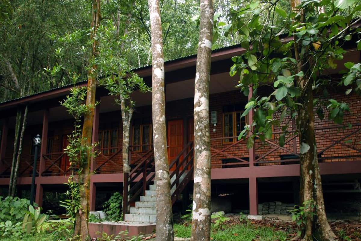 2 Bedroom Cabin for 6 People | Bàn, bộ trải giường