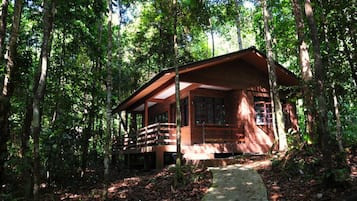 2 Bedroom Cabin for 6 People | Meja kerja dan seprai linen