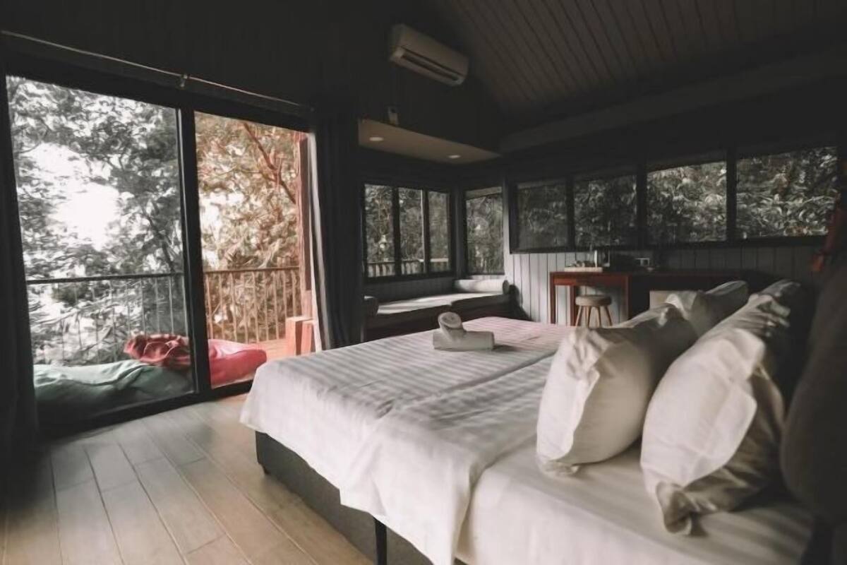 Desk, bed sheets