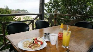 Desayuno continental (MYR 25 por persona)