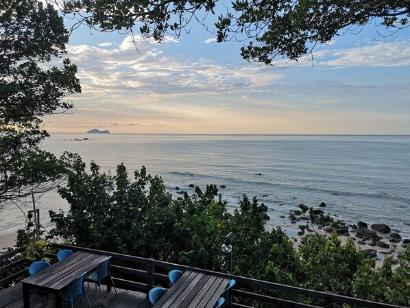 บริการอาหารเช้า อาหารกลางวัน, อาหารท้องถิ่นและนานาชาติ, วิวชายหาด