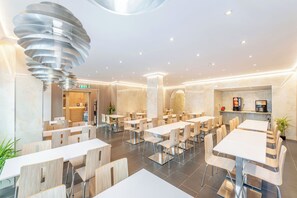 Petit déjeuner continental (8 EUR par personne)