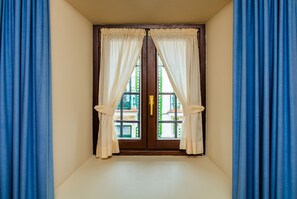 In-room safe, desk, free WiFi, bed sheets - Hotel Don Paco (Llanes)