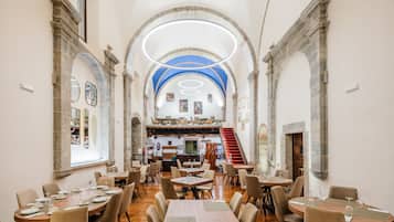 Se sirven desayunos y cenas, cocina española
