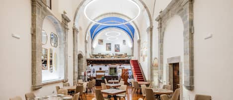 Petit déjeuner et dßner servis sur place, spécialités Cuisine espagnole