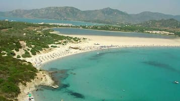 Una spiaggia nelle vicinanze, sabbia bianca