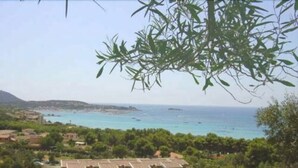 A coastal property with a swimming pool, a small building with a tiled roof, and a view of the sea. - Residence la Chimera (Villasimius)