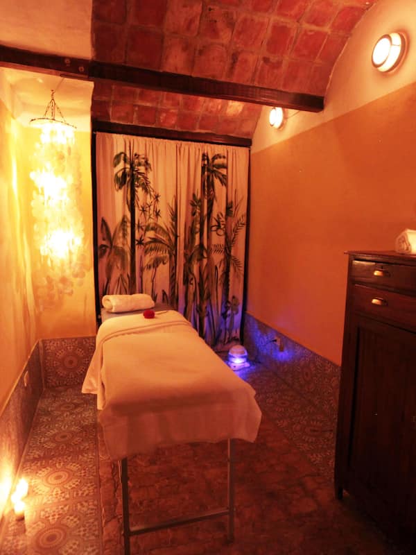 Hot tub, Turkish bath/hammam, hot stone massages, body scrubs, facials