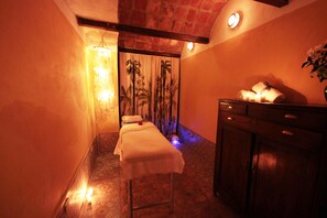 Bain à remous, hammam, massages aux pierres chaudes, gommages corporels