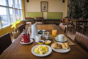 Petit déjeuner complet compris tous les jours