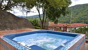 Outdoor spa tub - Hotel Terrazas de la Candelaria (San Gil)