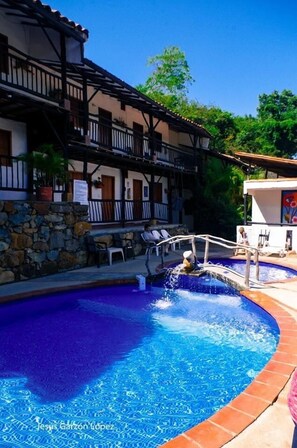Outdoor pool, open 9 AM to midnight, pool loungers - Hotel Terrazas de la Candelaria (San Gil)