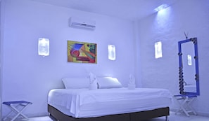 Deluxe Double Room, 1 King Bed, Private Bathroom, Mountain View | Cribs/infant beds, free WiFi