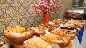 Sudah termasuk sarapan prasmanan setiap hari
