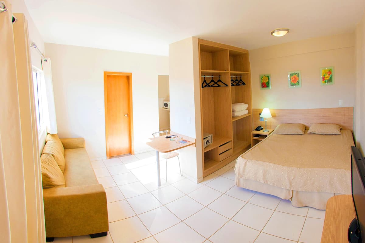 Minibar, caja de seguridad en la habitación y escritorio